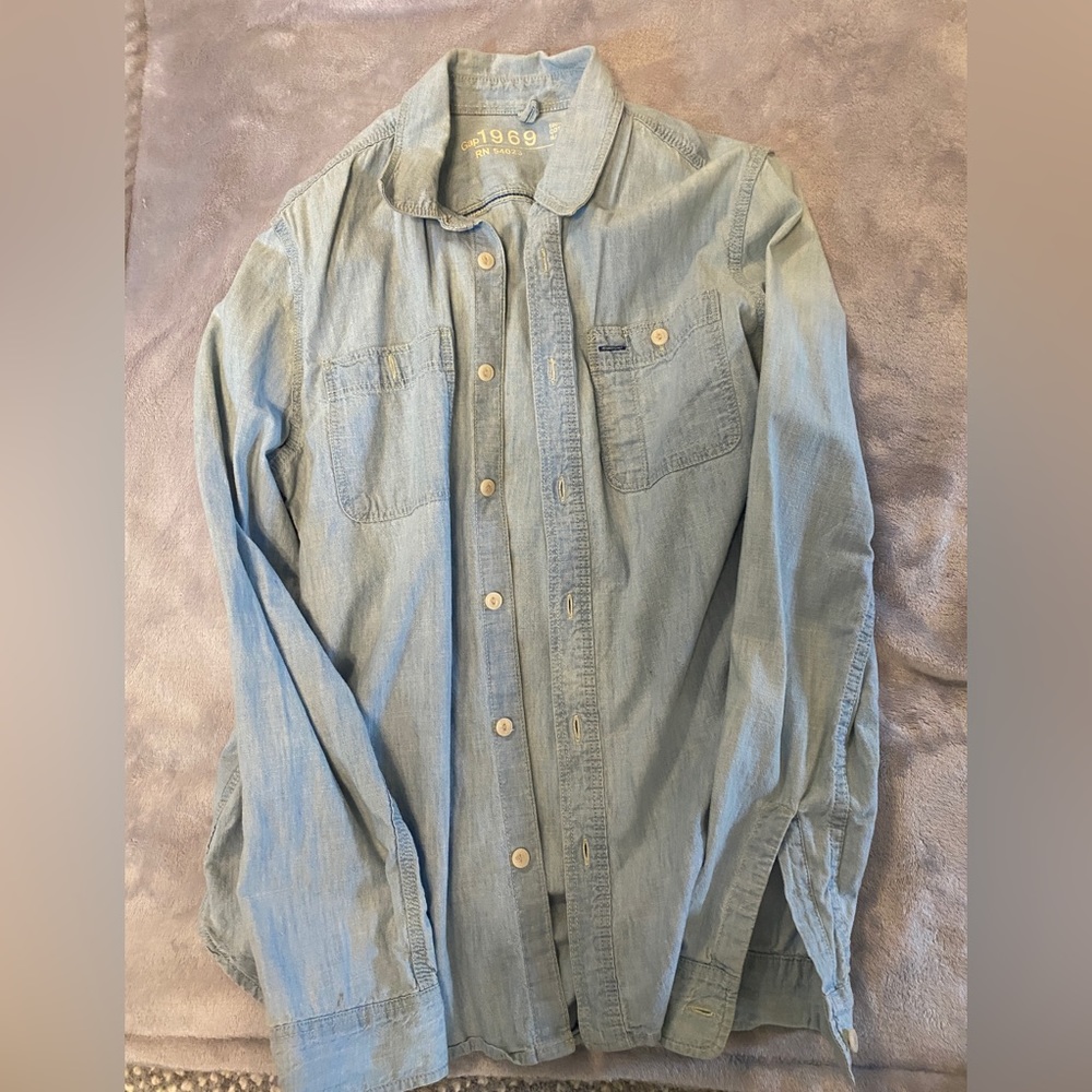 New gap light wash oversize button down. Small